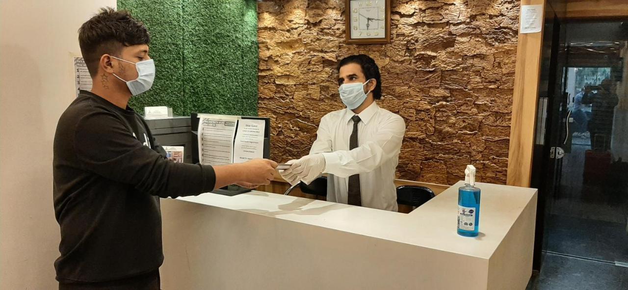 Hotel Amisha International Surat Dış mekan fotoğraf