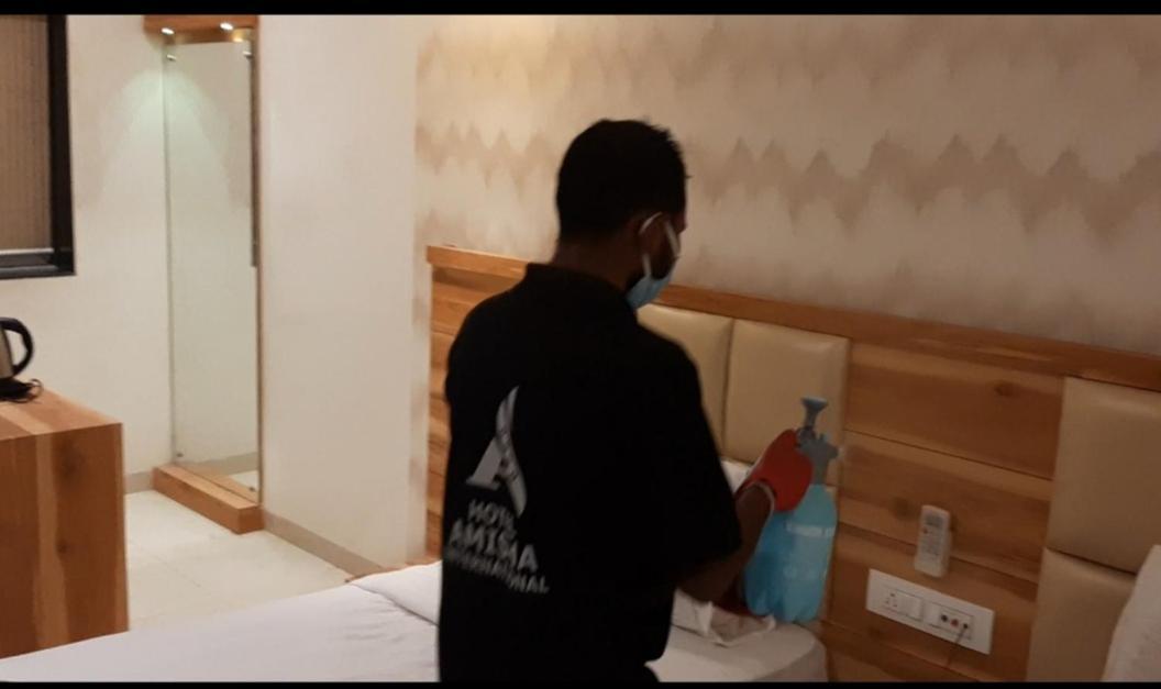 Hotel Amisha International Surat Dış mekan fotoğraf