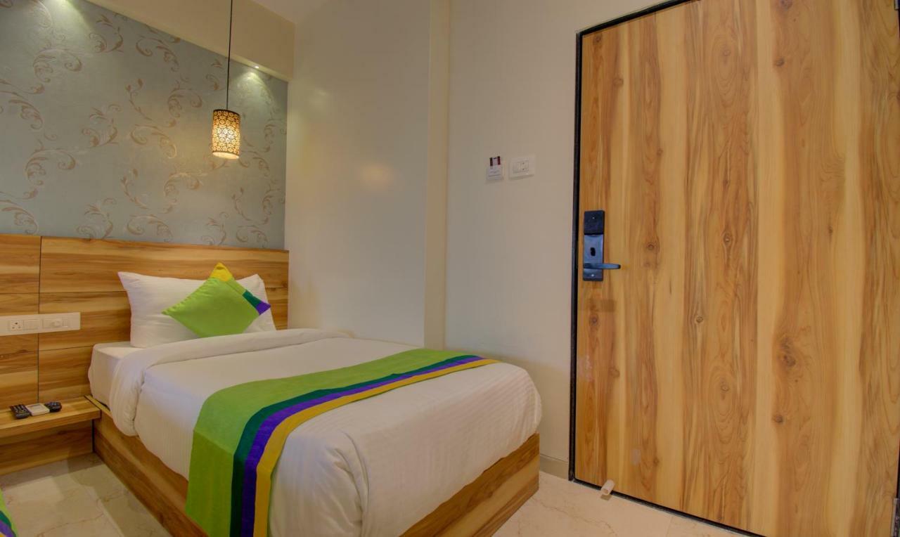 Hotel Amisha International Surat Dış mekan fotoğraf