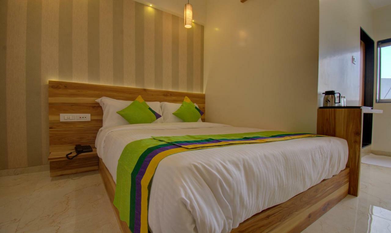 Hotel Amisha International Surat Dış mekan fotoğraf
