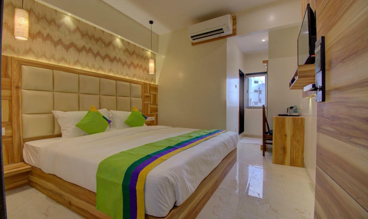 Hotel Amisha International Surat Dış mekan fotoğraf