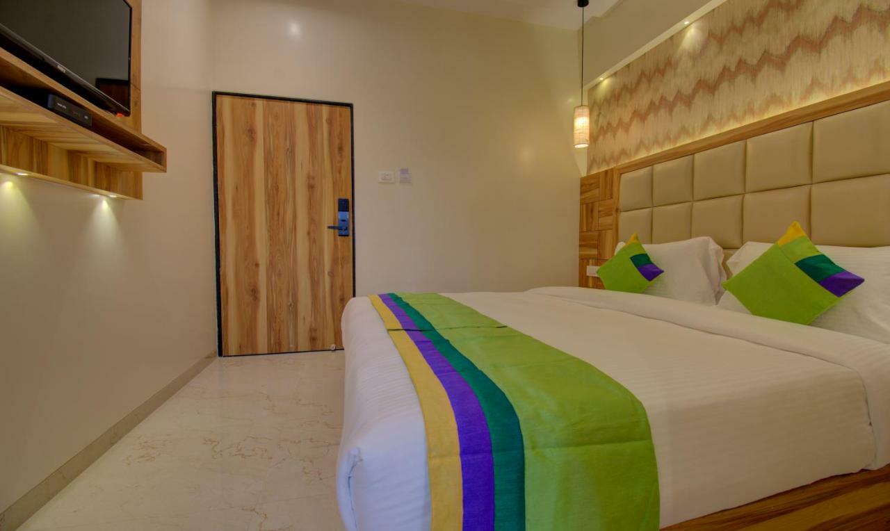 Hotel Amisha International Surat Dış mekan fotoğraf