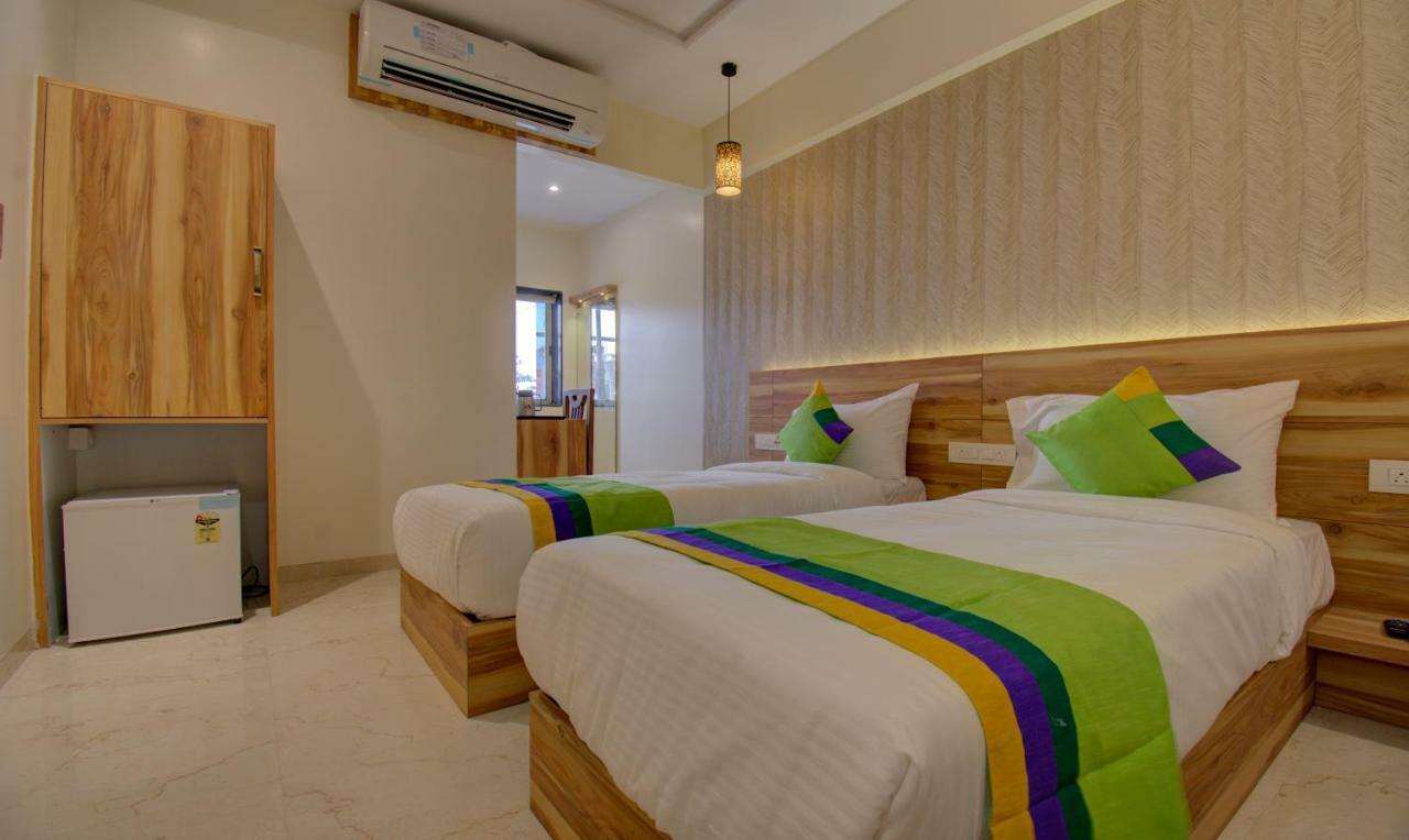 Hotel Amisha International Surat Dış mekan fotoğraf