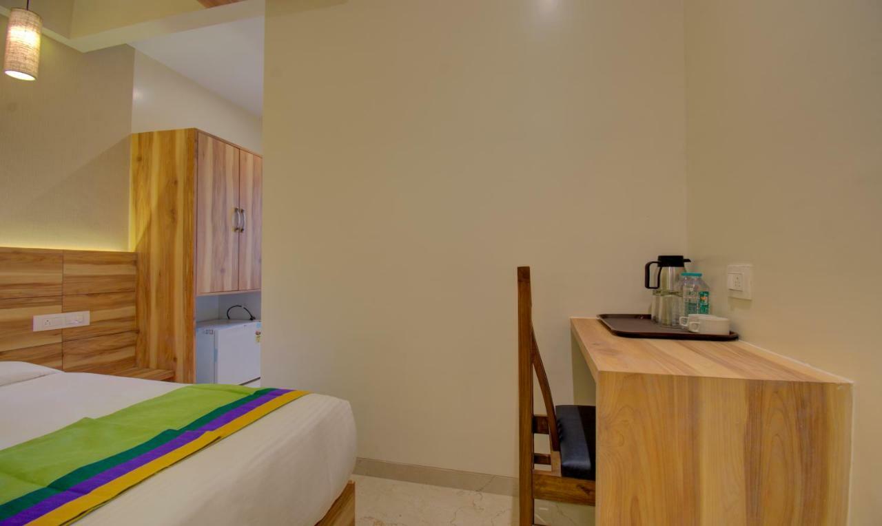 Hotel Amisha International Surat Dış mekan fotoğraf