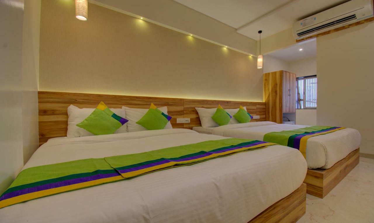 Hotel Amisha International Surat Dış mekan fotoğraf