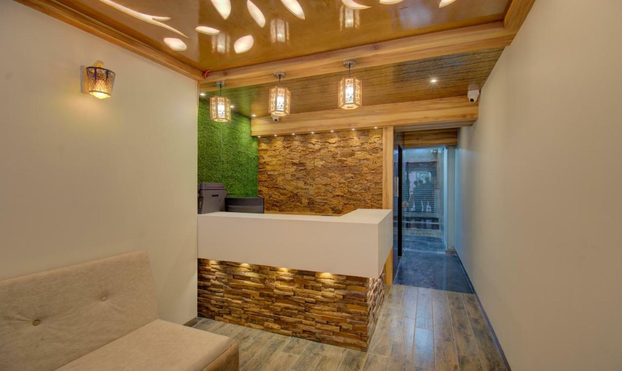 Hotel Amisha International Surat Dış mekan fotoğraf