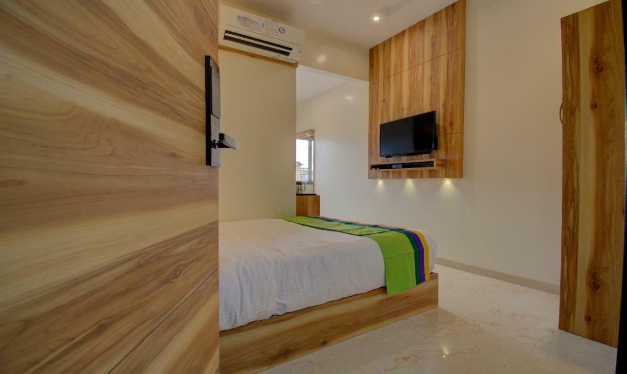 Hotel Amisha International Surat Dış mekan fotoğraf