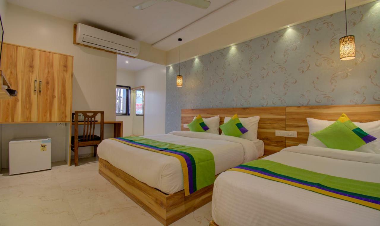 Hotel Amisha International Surat Dış mekan fotoğraf