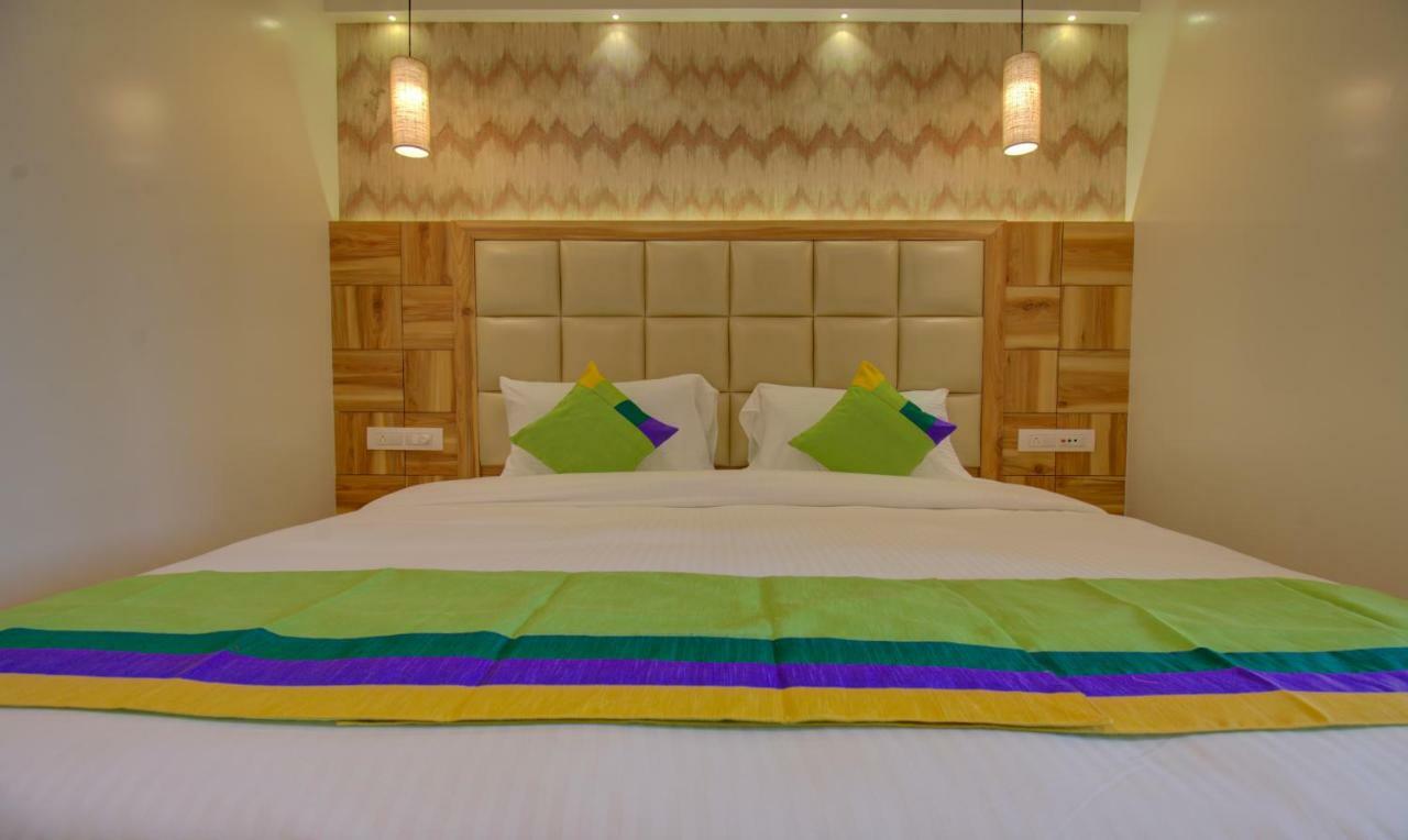 Hotel Amisha International Surat Dış mekan fotoğraf