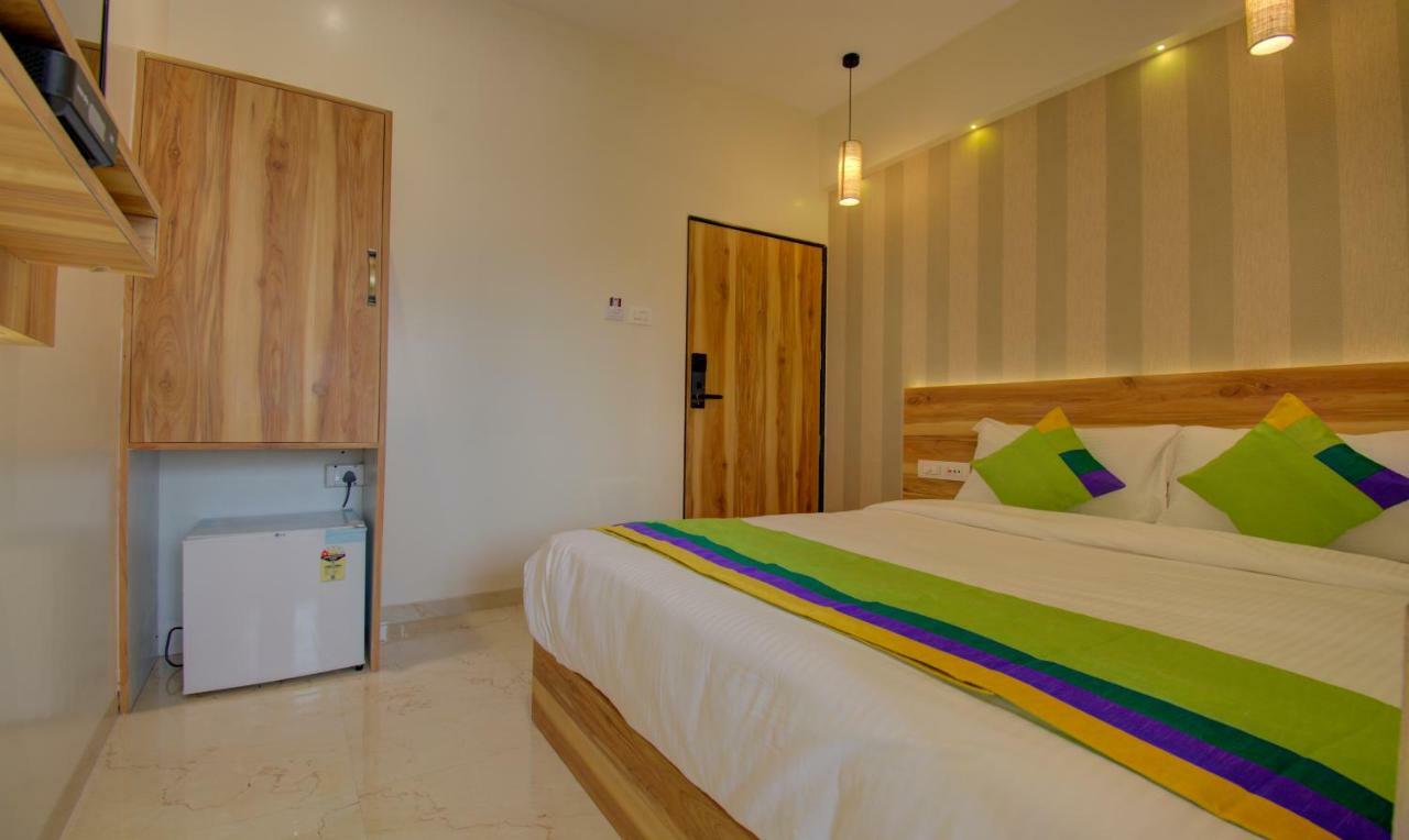 Hotel Amisha International Surat Dış mekan fotoğraf