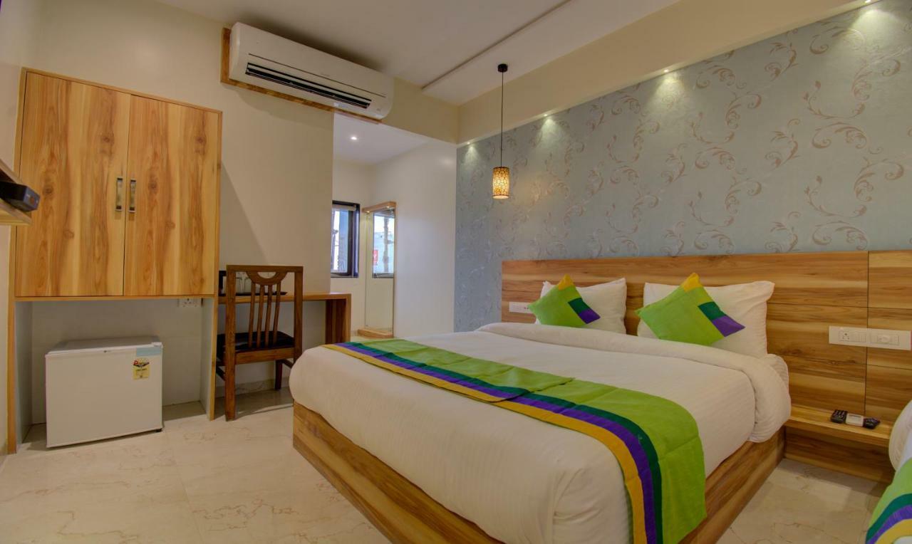 Hotel Amisha International Surat Dış mekan fotoğraf