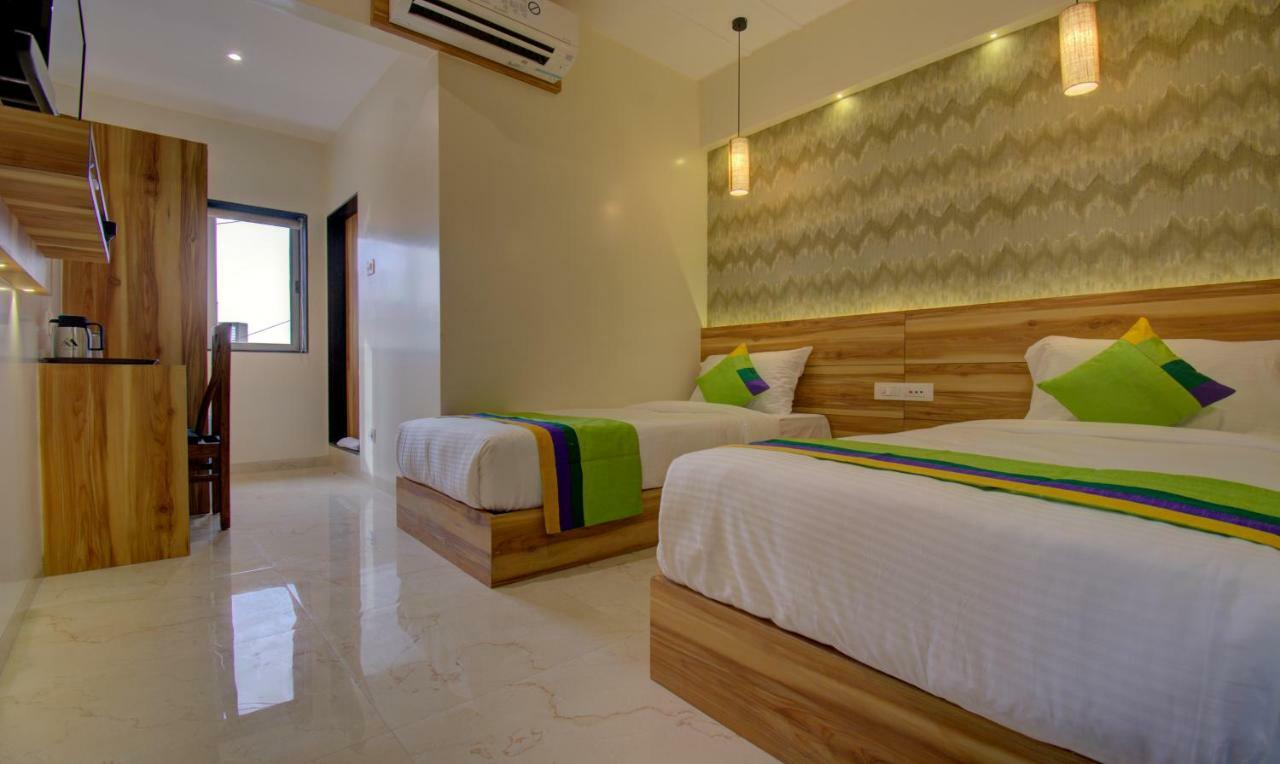 Hotel Amisha International Surat Dış mekan fotoğraf