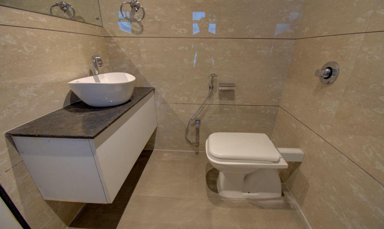 Hotel Amisha International Surat Dış mekan fotoğraf