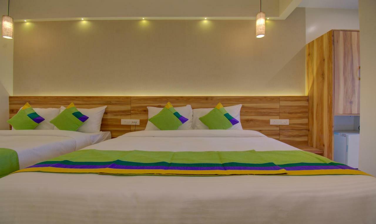 Hotel Amisha International Surat Dış mekan fotoğraf