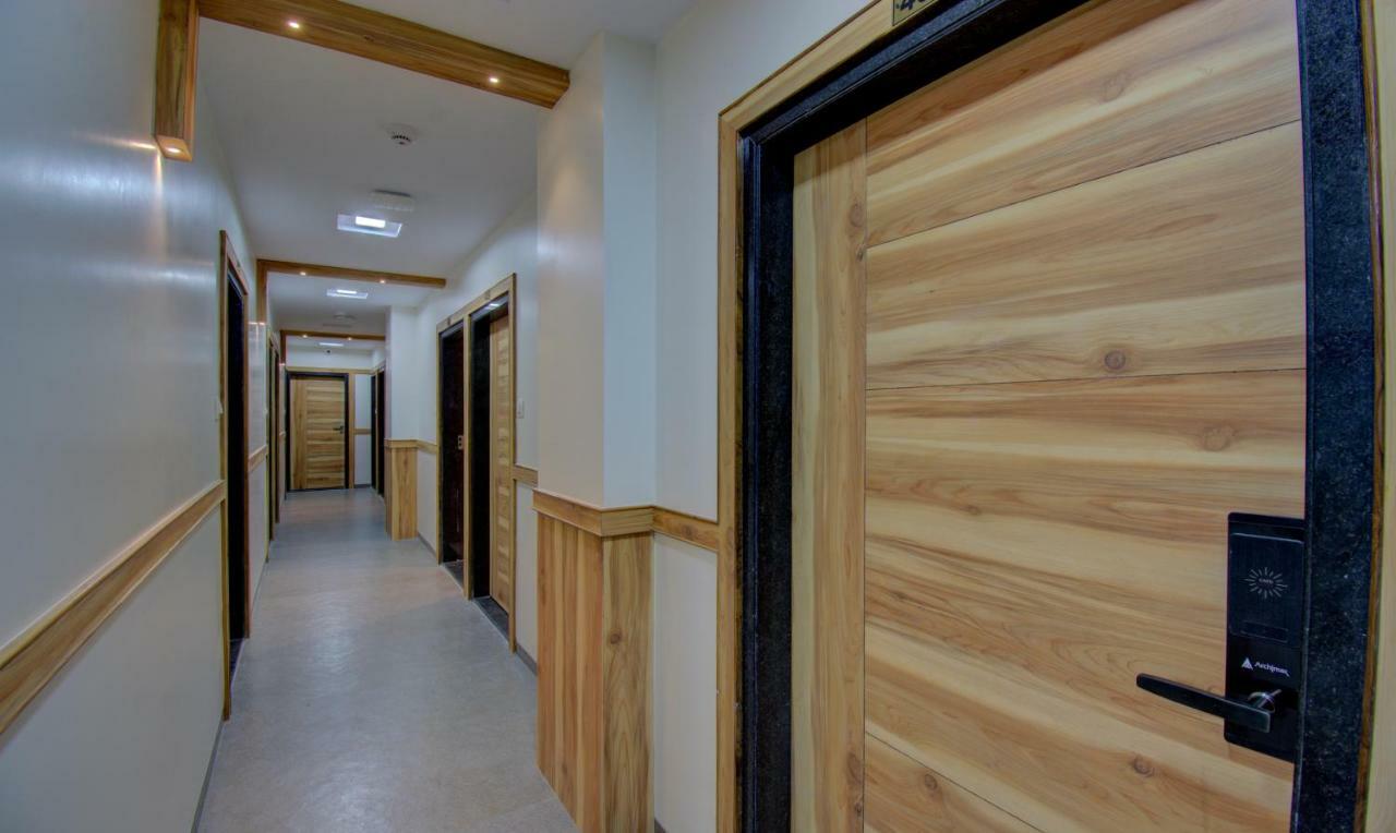Hotel Amisha International Surat Dış mekan fotoğraf
