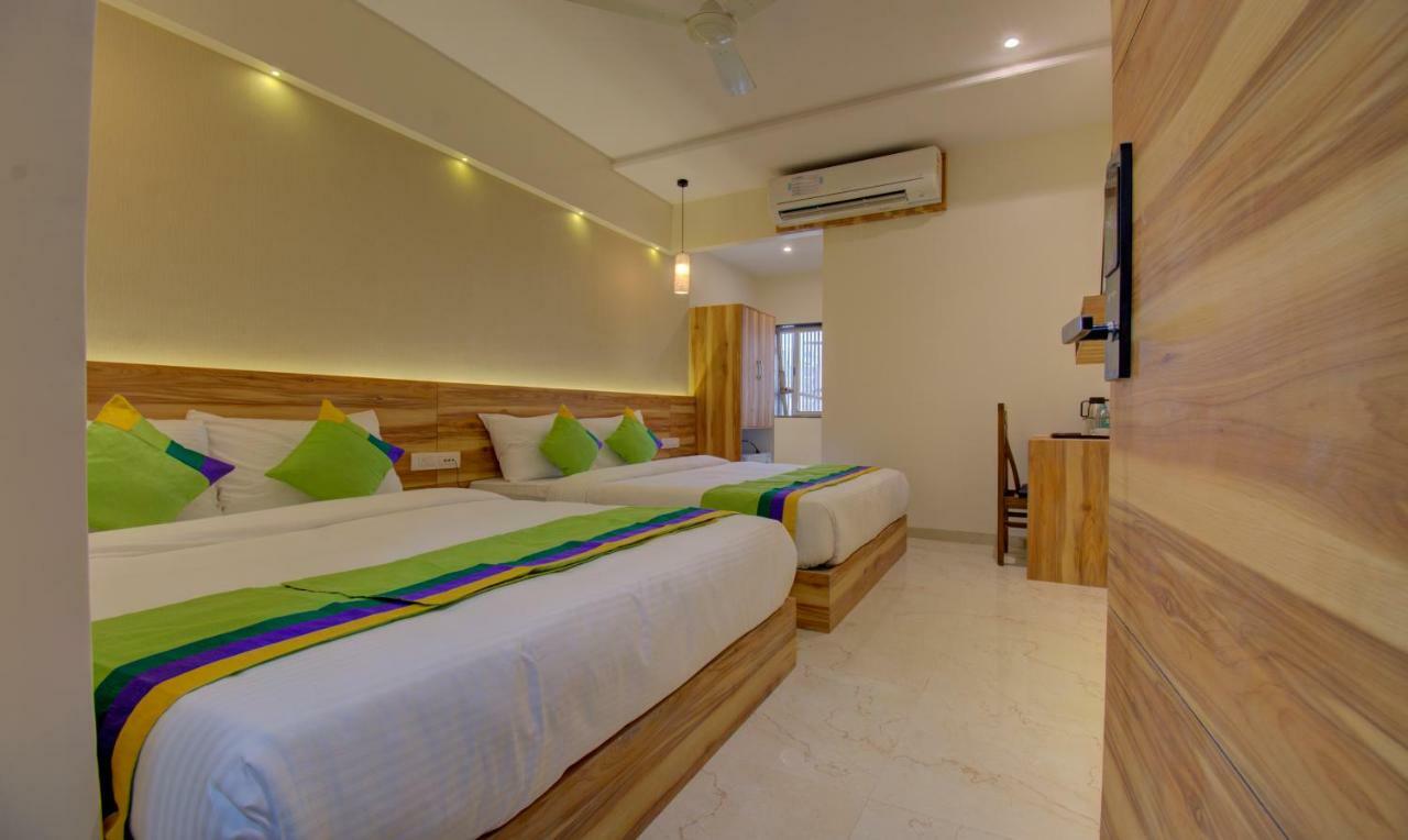 Hotel Amisha International Surat Dış mekan fotoğraf