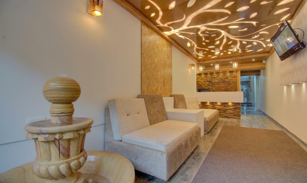 Hotel Amisha International Surat Dış mekan fotoğraf